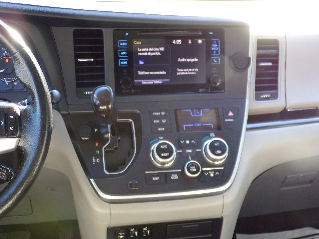 2015 Toyota Sienna Image 14