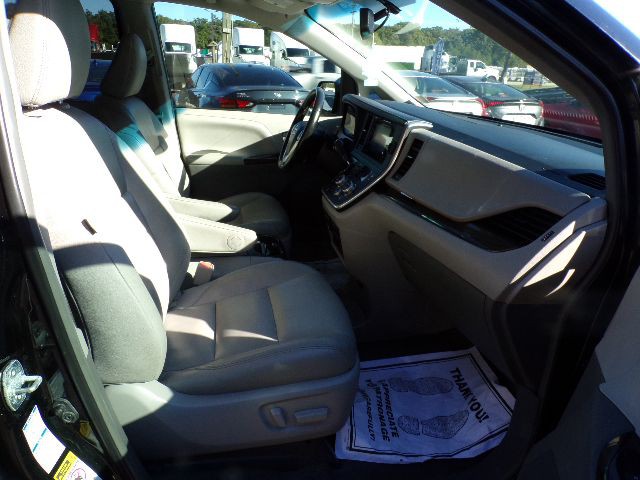 2015 Toyota Sienna Image 16