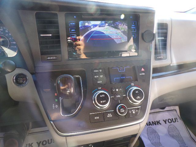 2015 Toyota Sienna Image 18