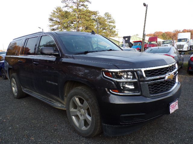 2016 Chevrolet Suburban Image 2