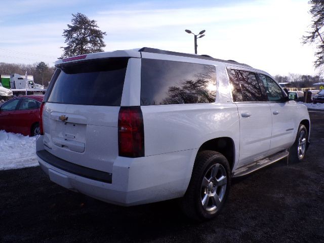 2017 Chevrolet Suburban Image 4