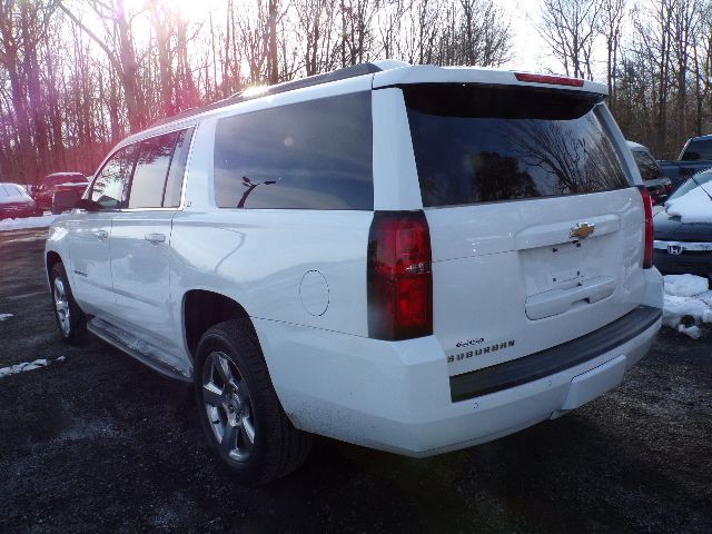 2017 Chevrolet Suburban Image 6
