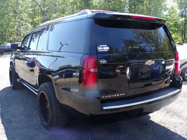 2016 Chevrolet Suburban Image 6