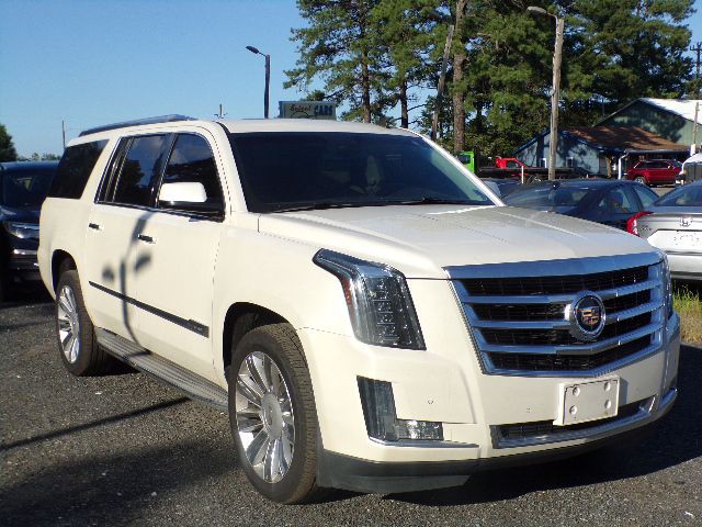 2015 Cadillac Escalade Image 2