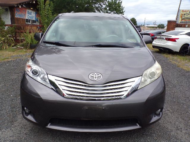 2011 Toyota Sienna Image 2