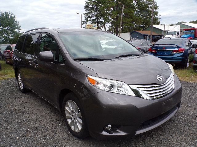 2011 Toyota Sienna Image 3