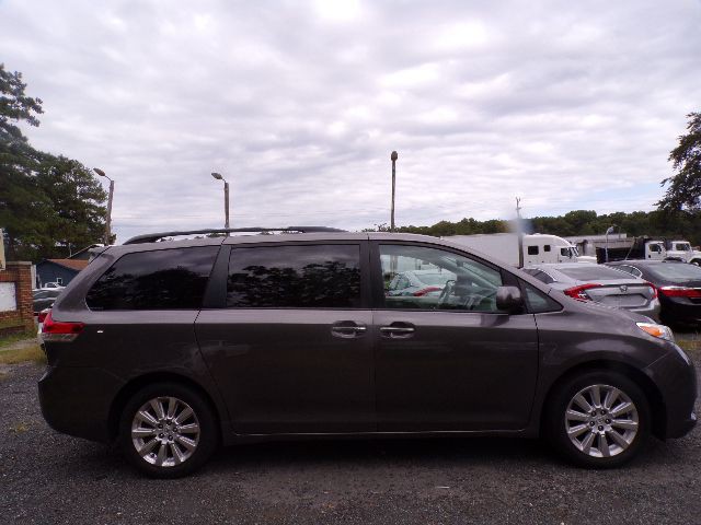 2011 Toyota Sienna Image 4