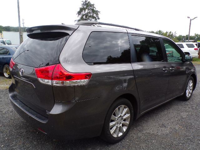 2011 Toyota Sienna Image 5