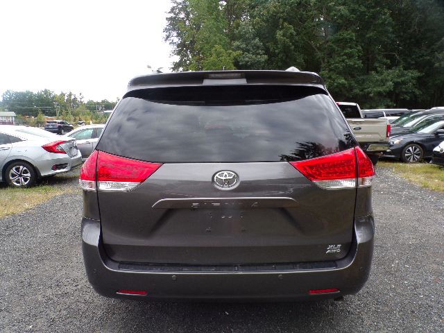 2011 Toyota Sienna Image 6