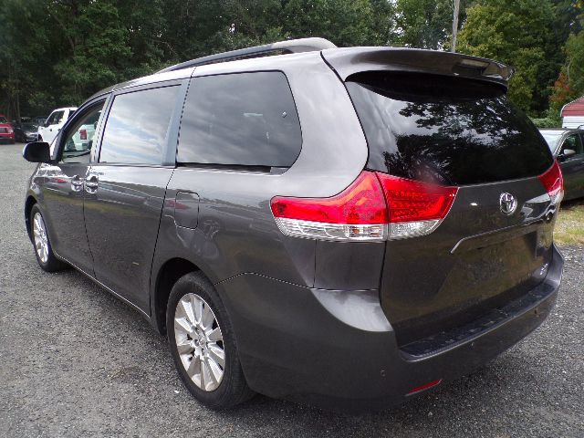 2011 Toyota Sienna Image 7