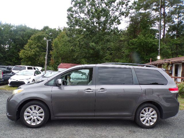 2011 Toyota Sienna Image 8