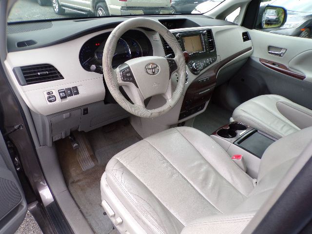 2011 Toyota Sienna Image 9