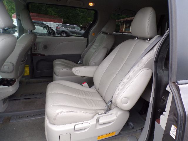 2011 Toyota Sienna Image 11