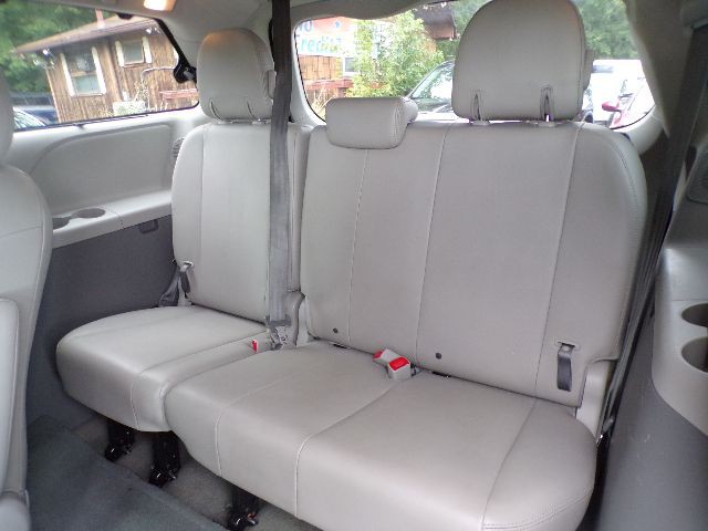 2011 Toyota Sienna Image 12
