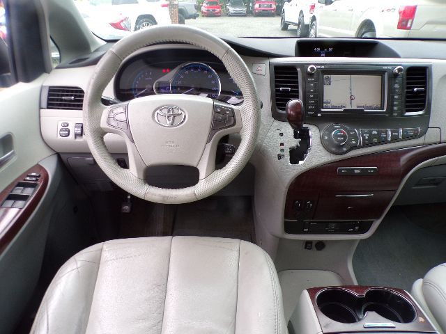 2011 Toyota Sienna Image 14