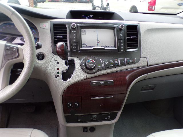 2011 Toyota Sienna Image 15