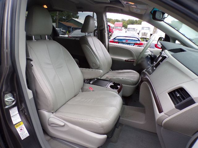 2011 Toyota Sienna Image 17