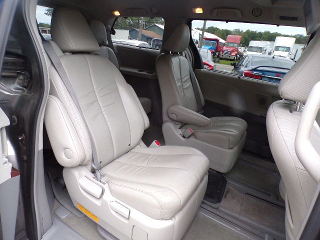 2011 Toyota Sienna Image 18