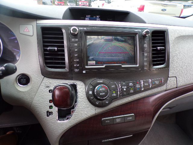 2011 Toyota Sienna Image 19