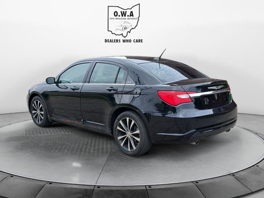 2013 Chrysler 200 Image 3