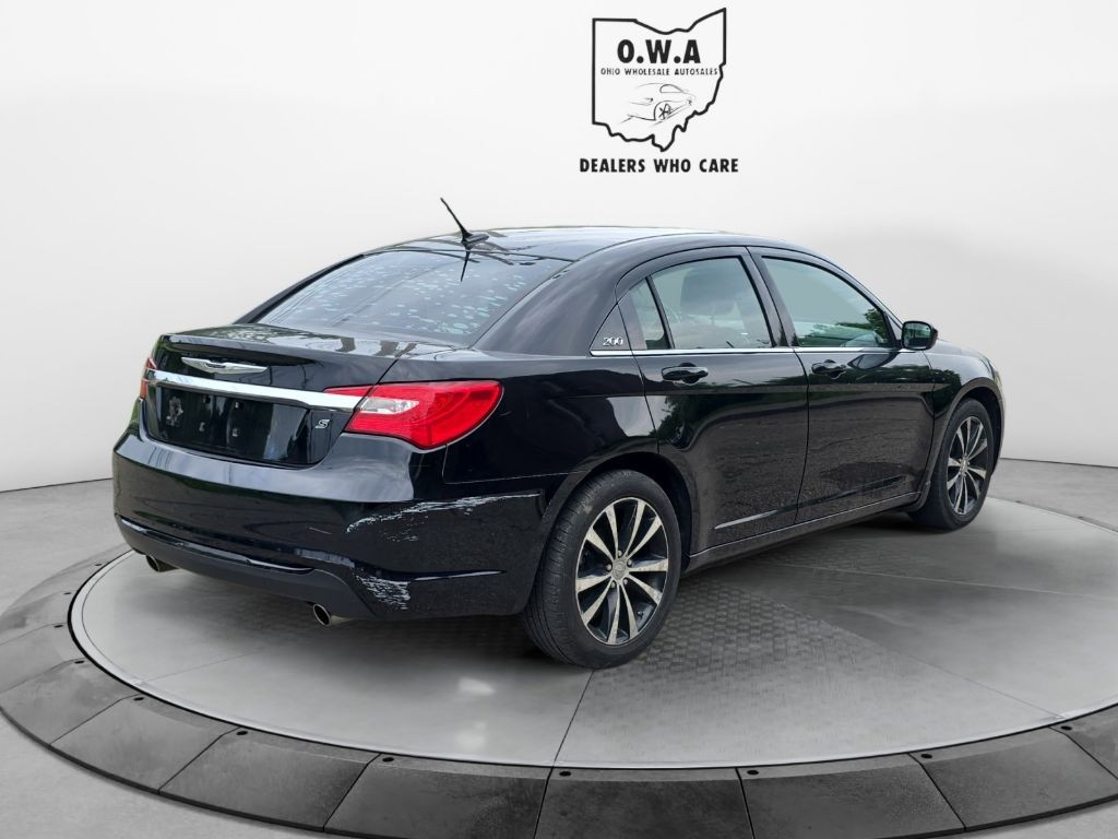 2013 Chrysler 200 Image 5