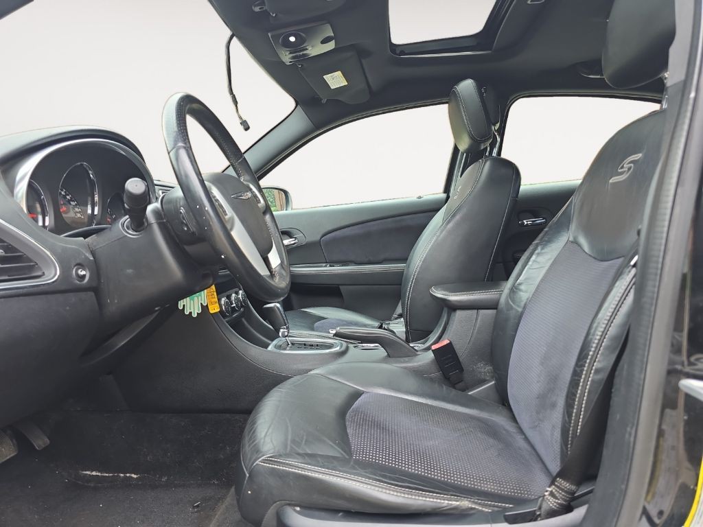2013 Chrysler 200 Image 12