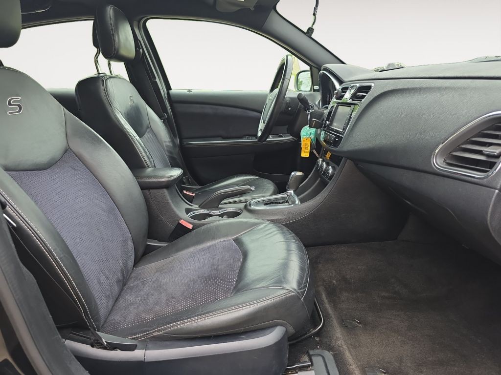 2013 Chrysler 200 Image 15