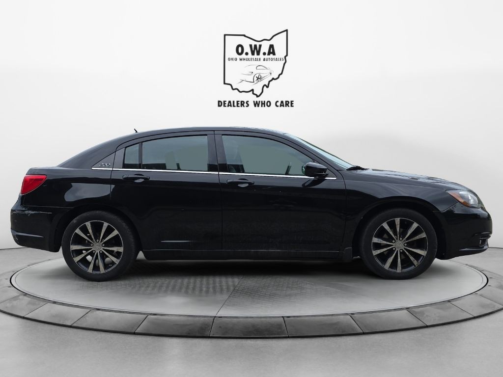2013 Chrysler 200 Image 8