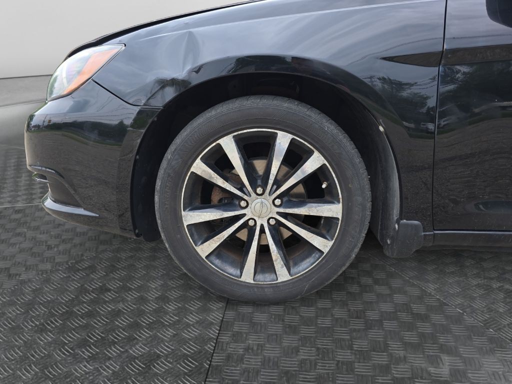 2013 Chrysler 200 Image 12