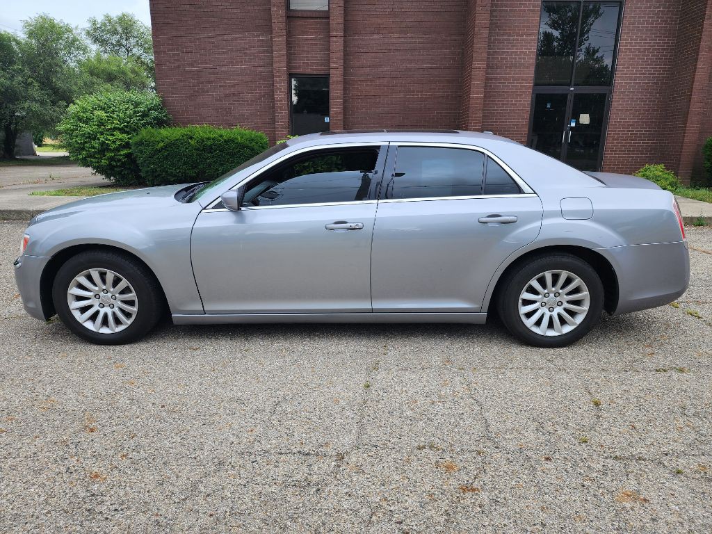 2014 Chrysler 300 Image 2