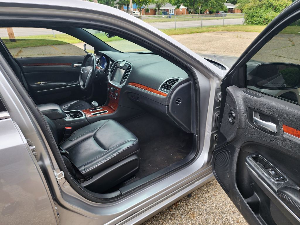 2014 Chrysler 300 Image 9