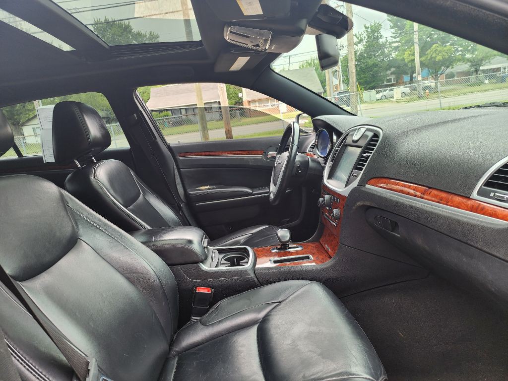 2014 Chrysler 300 Image 12