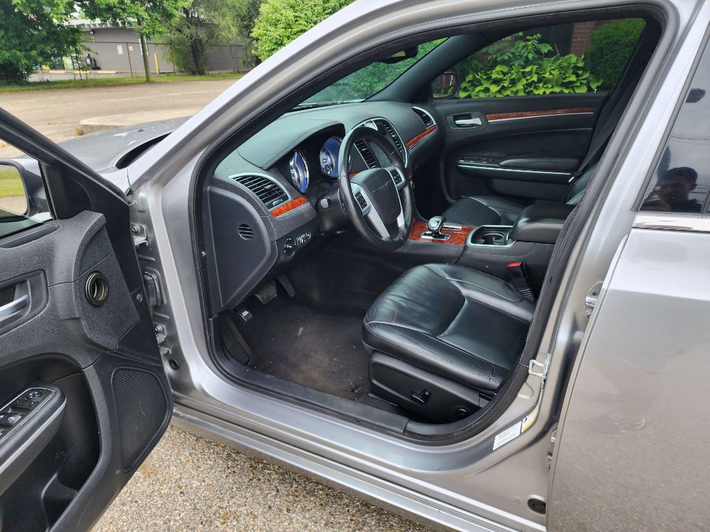 2014 Chrysler 300 Image 16