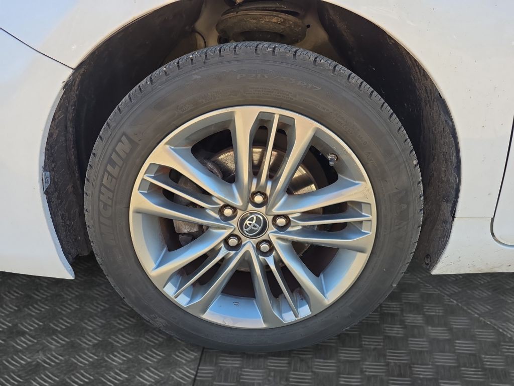 2017 Toyota Camry Image 14