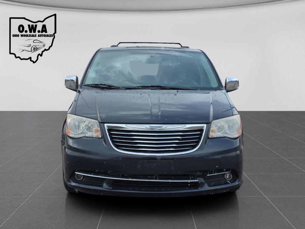 2014 Chrysler Town & Country Image 2