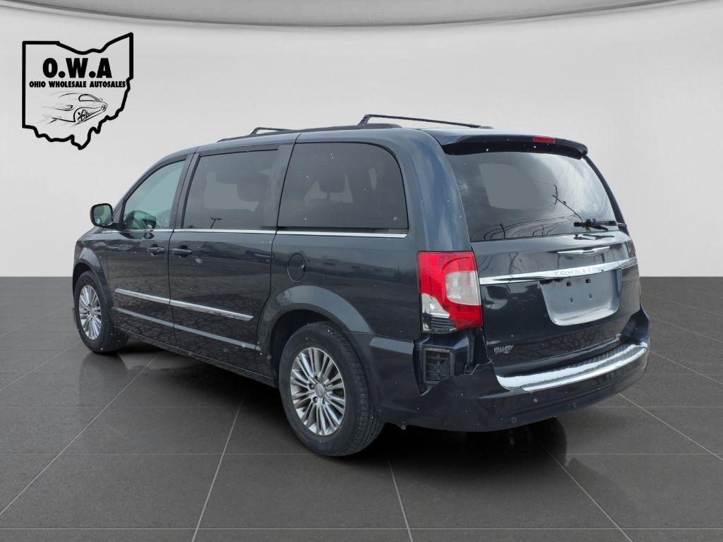 2014 Chrysler Town & Country Image 5