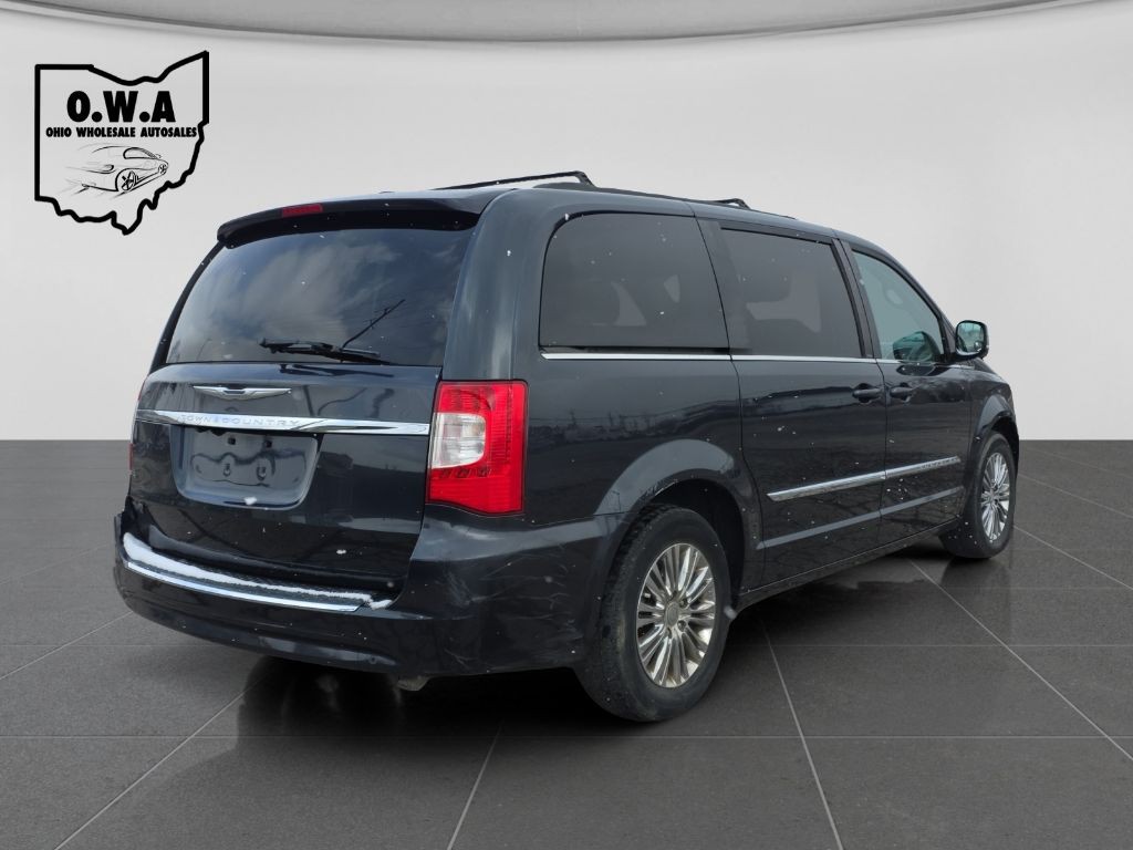 2014 Chrysler Town & Country Image 7