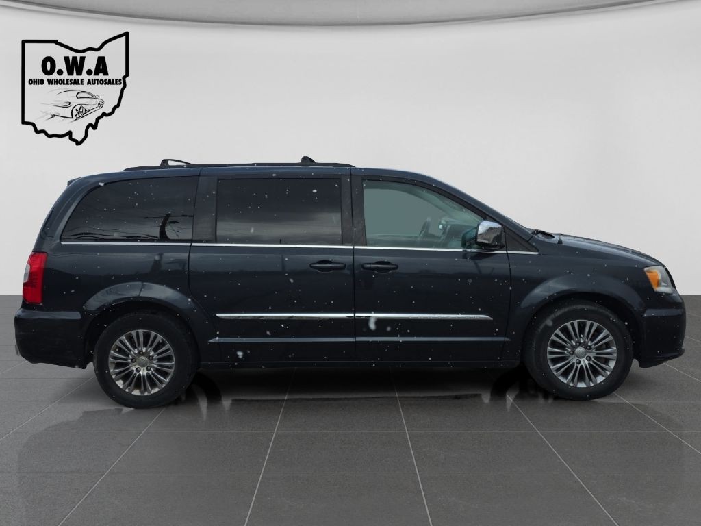 2014 Chrysler Town & Country Image 8
