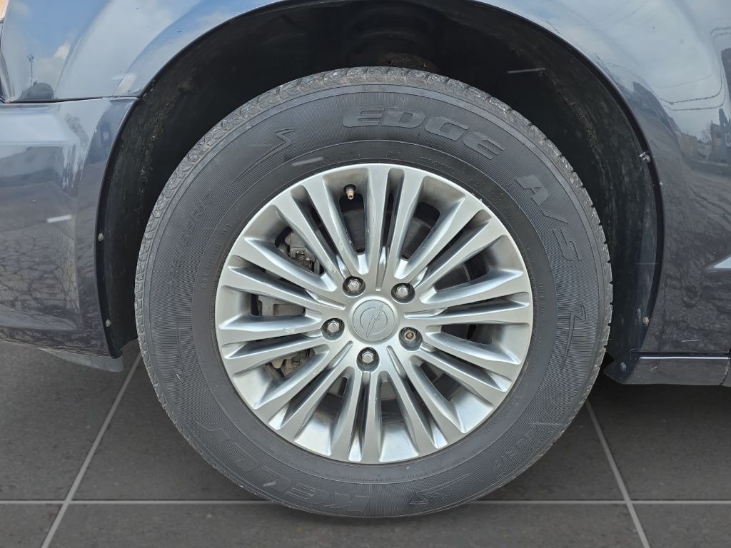 2014 Chrysler Town & Country Image 9