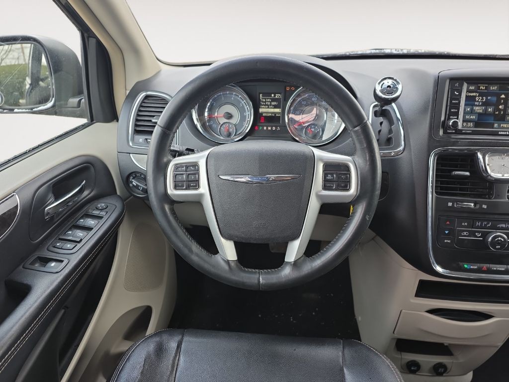 2014 Chrysler Town & Country Image 10