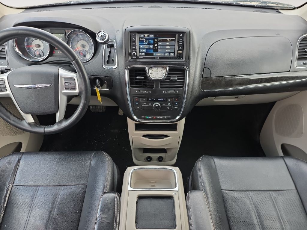 2014 Chrysler Town & Country Image 11