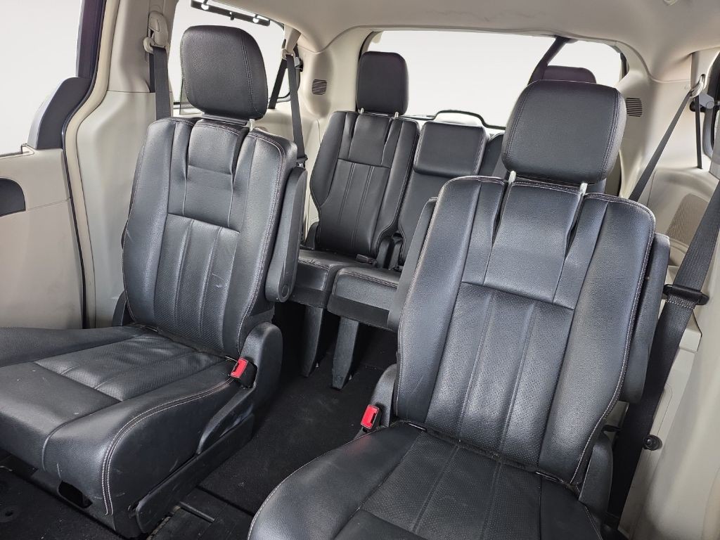 2014 Chrysler Town & Country Image 13