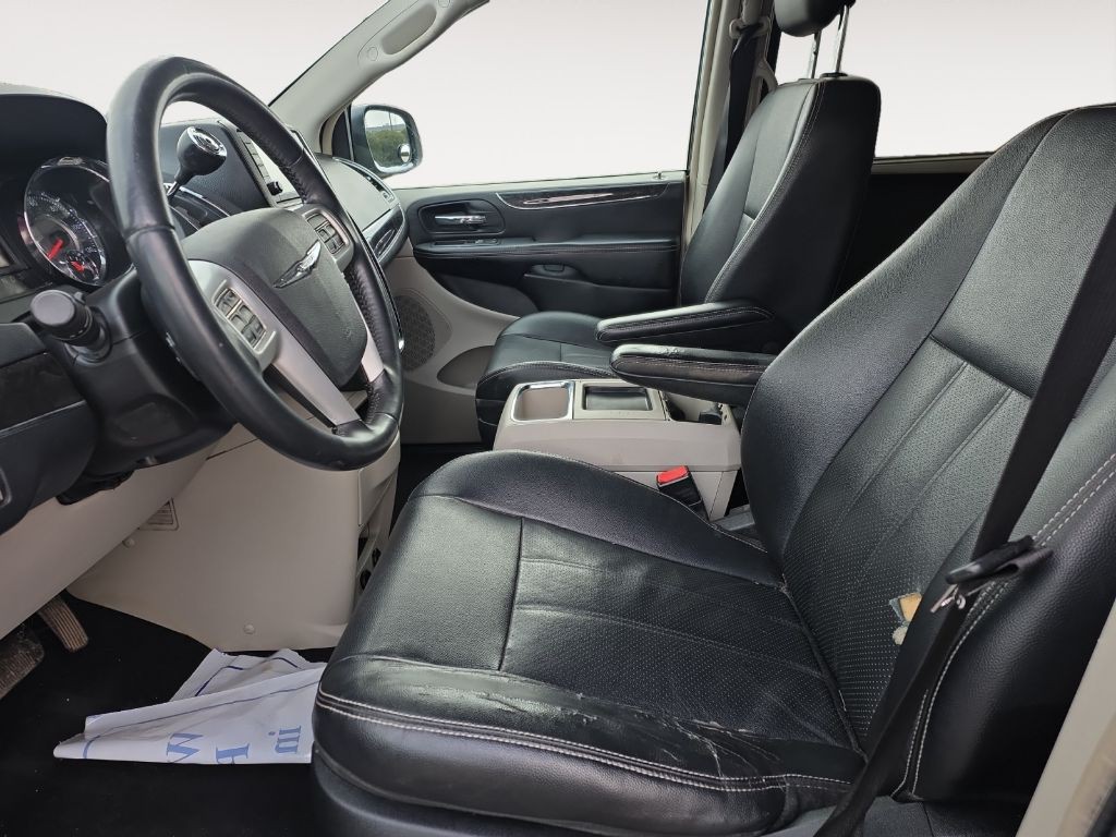 2014 Chrysler Town & Country Image 14