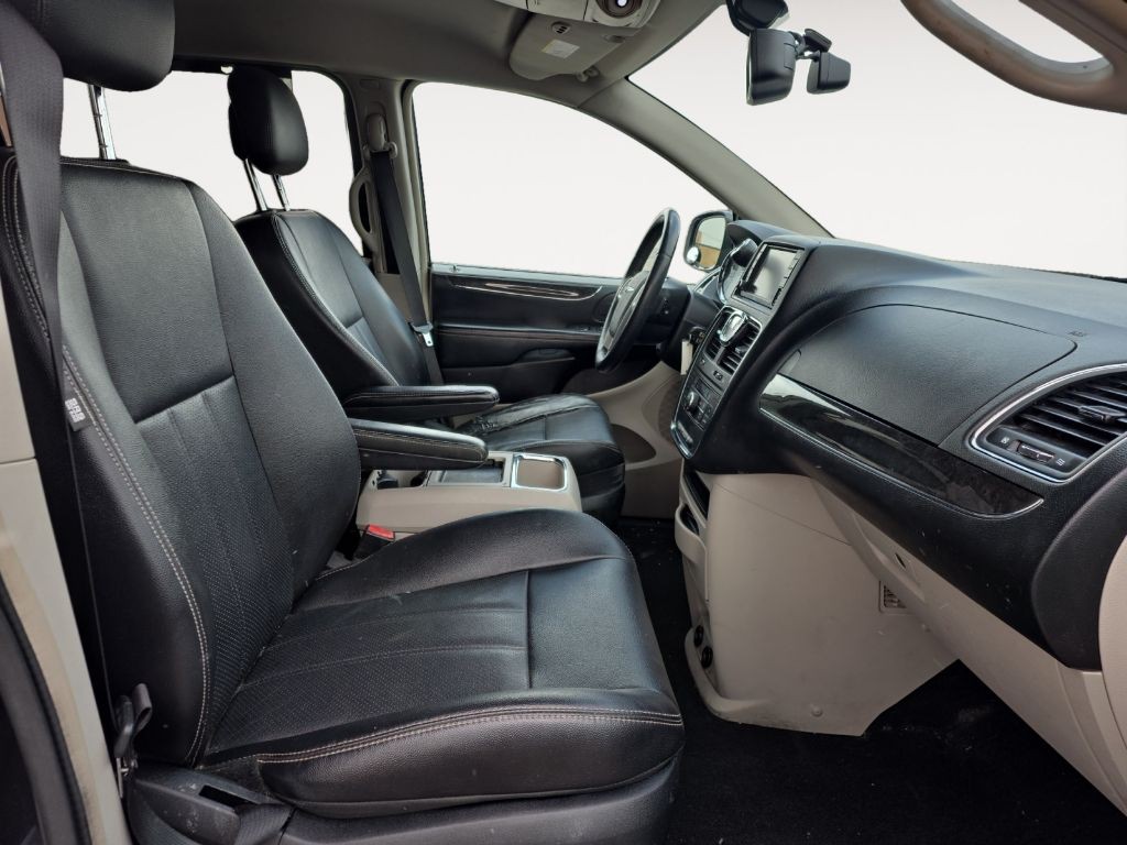 2014 Chrysler Town & Country Image 15