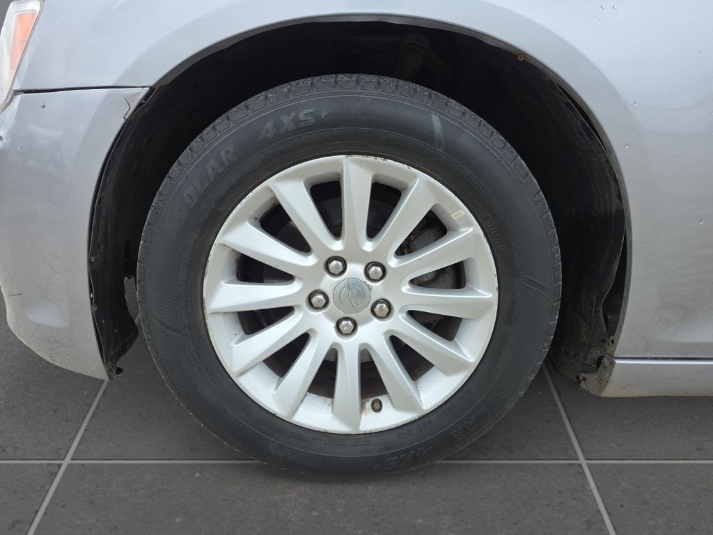 2014 Chrysler 300 Image 9