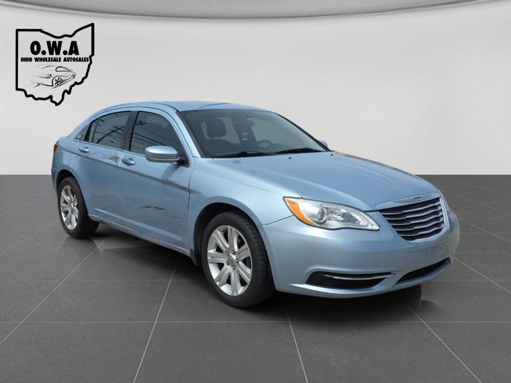 2013 Chrysler 200 Image 1