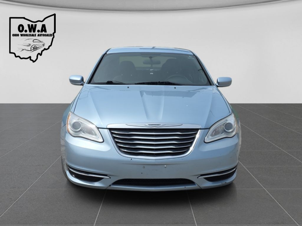 2013 Chrysler 200 Image 2
