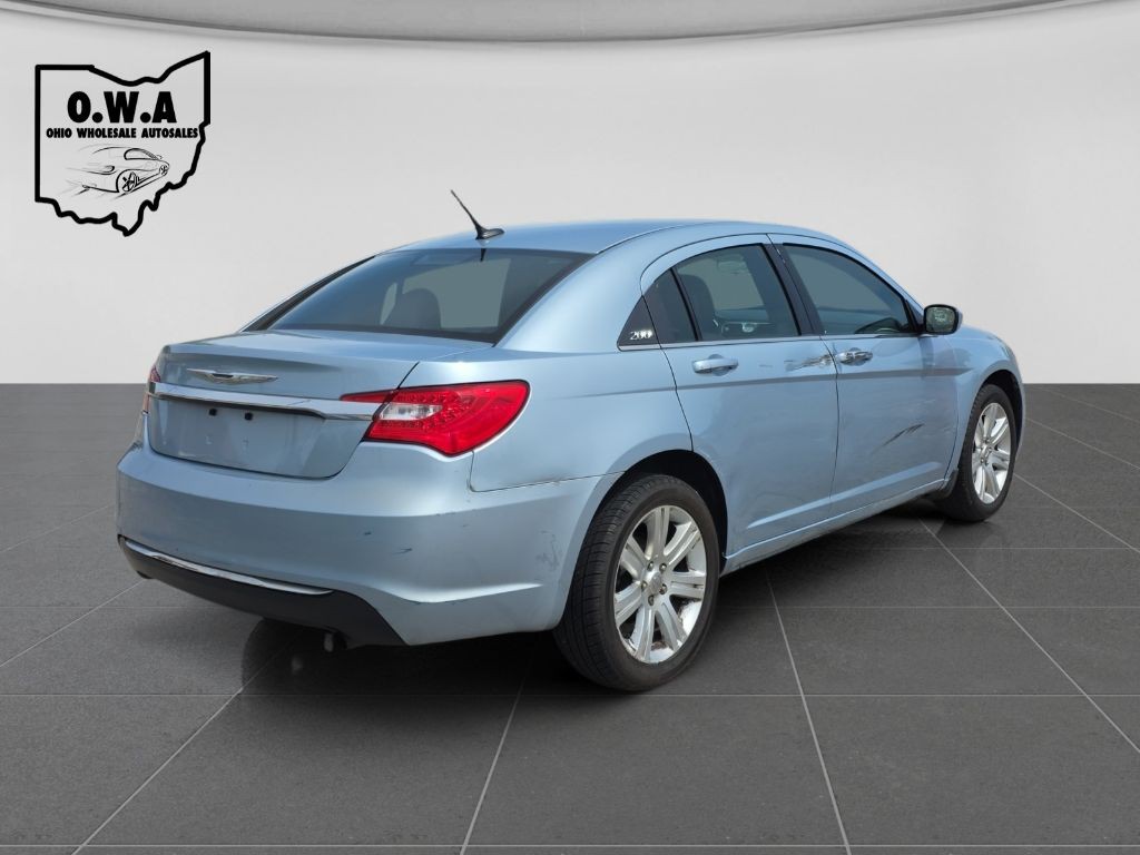 2013 Chrysler 200 Image 7