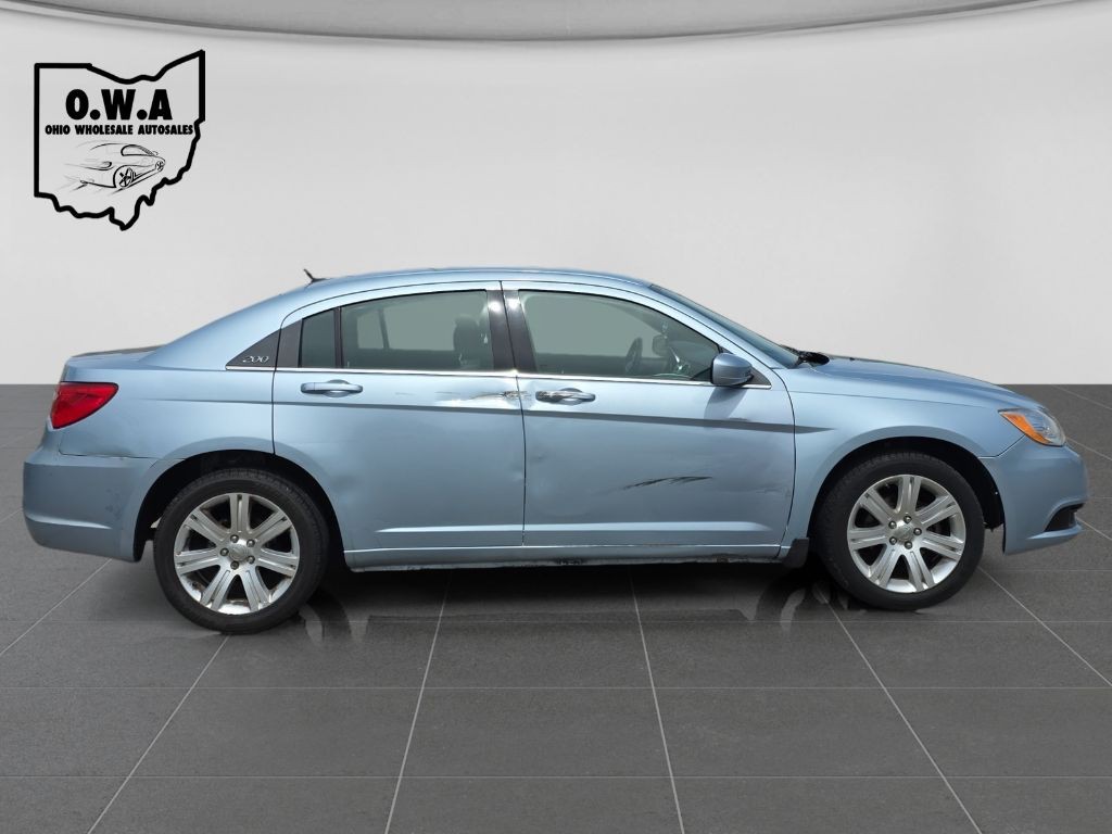 2013 Chrysler 200 Image 8