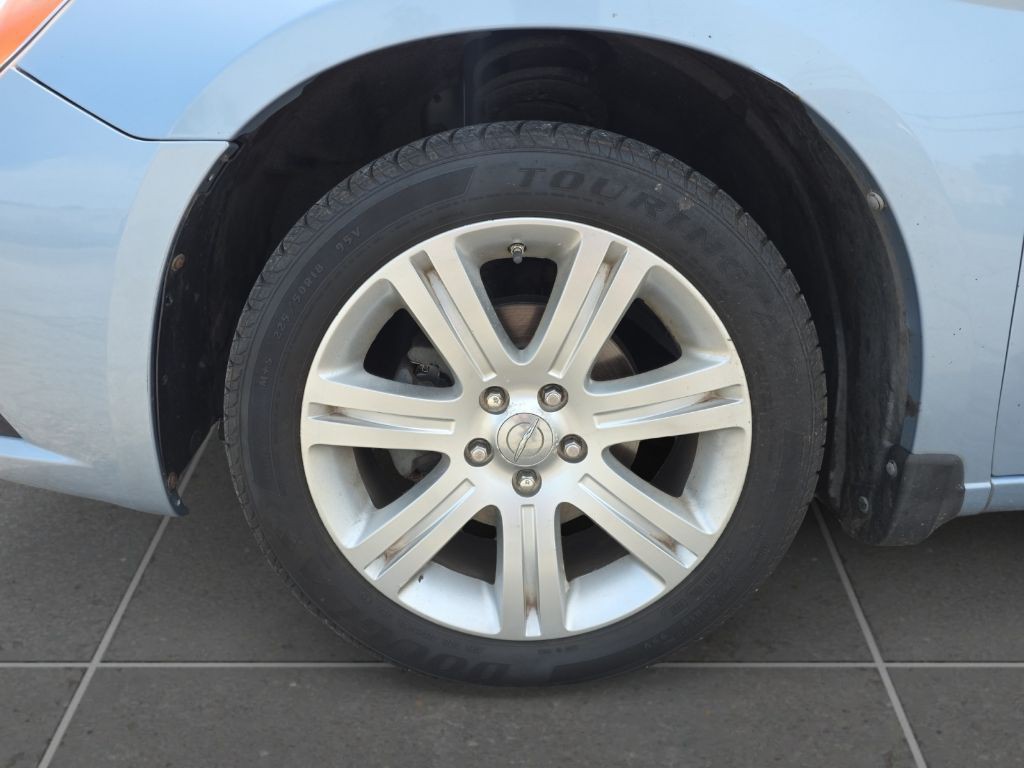 2013 Chrysler 200 Image 9